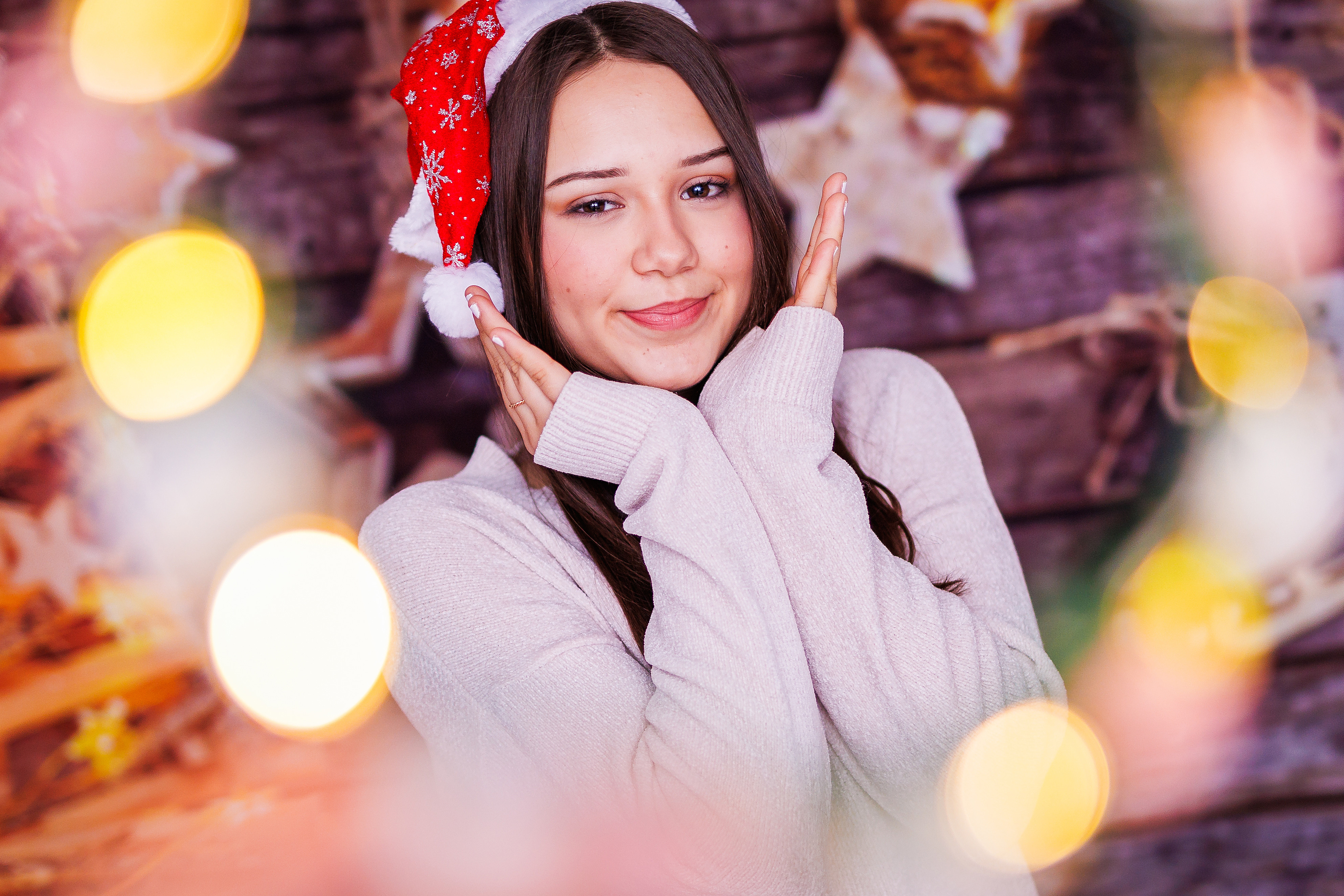 Mädchen mit weihnachtsmütze bei einem Fotoshooting für weihnachten