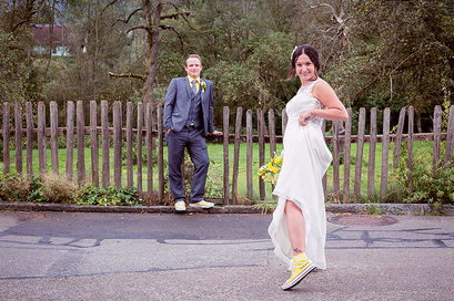 Braut mit gelben Schuhen bei einem Brautpaarshooting