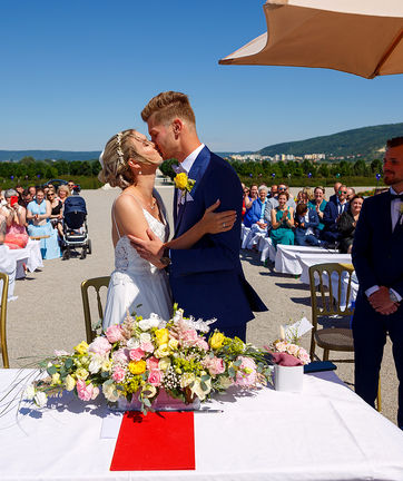 Standesamt und Kuss vom Brautpaar in Schloss Hof
