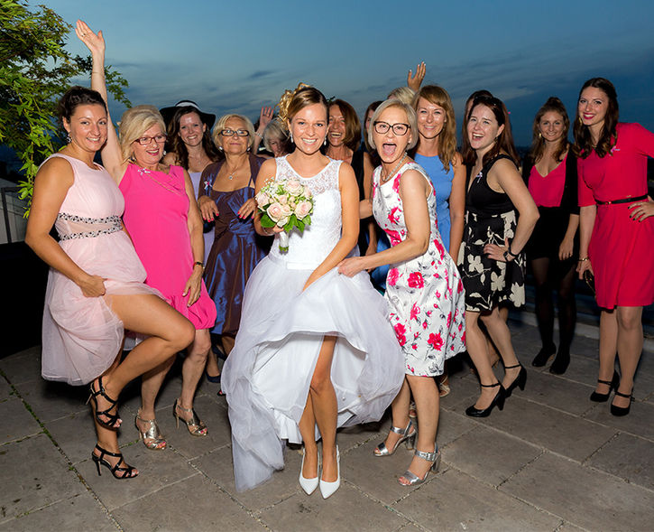 Braut am Abend mit ihren Freundinnen bei einem Gruppenfoto