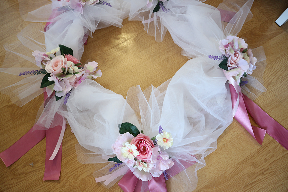 Miniatură: Aranjament cristelnita cu flori artificiale - Model 3