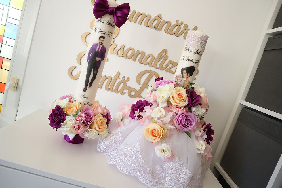 Miniatură: Lumanari de nunta cu rochie si flori artificiale - Model 10