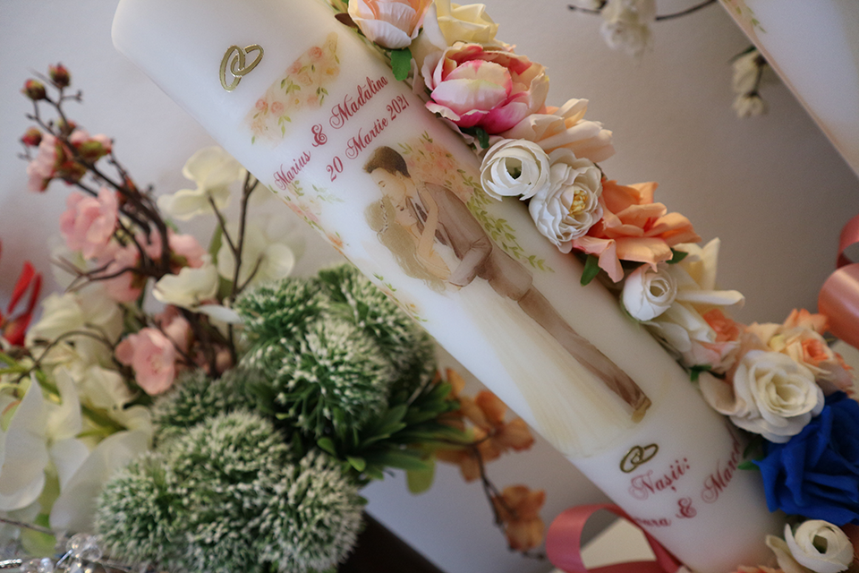 Miniatură: Lumanari de nunta cu flori artificiale - Model 28
