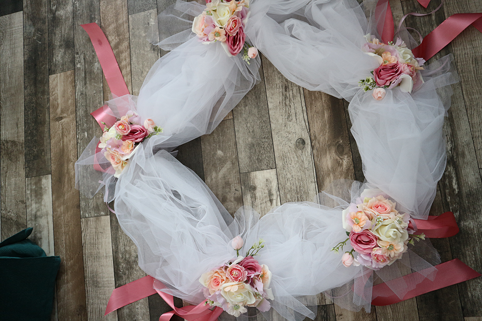 Miniatură: Aranjament cristelnita cu flori artificiale - Model 10