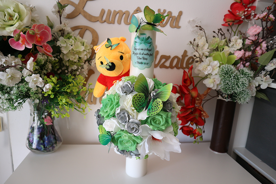Miniatură: Lumanare de botez cu flori artificiale si plus - Model 18