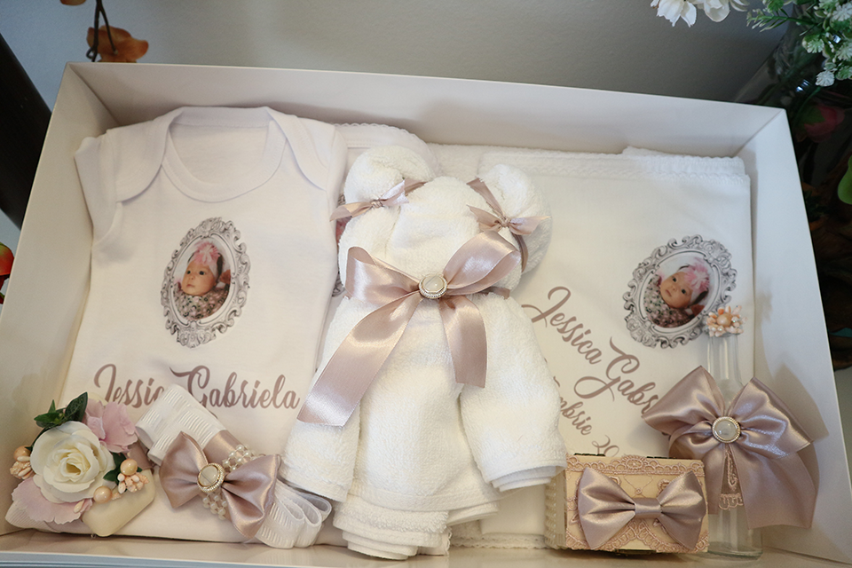 Miniatură: Set botez cu lumanare, trusou si cutie personalizata - Model 1