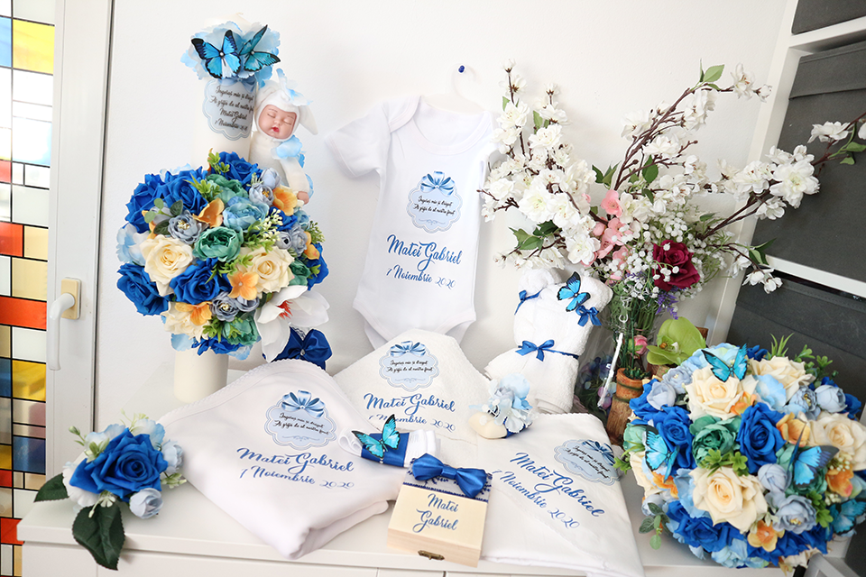 Miniatură: Set botez cu lumanare, trusou si cutie personalizata - Model 7