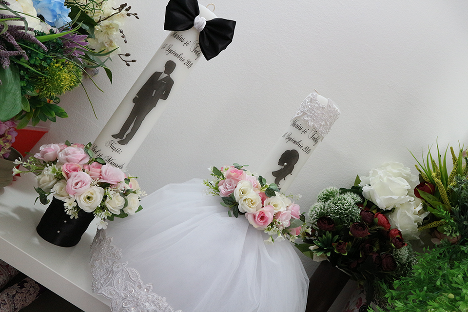 Miniatură: Lumanari de nunta cu rochie si flori artificiale - Model 6