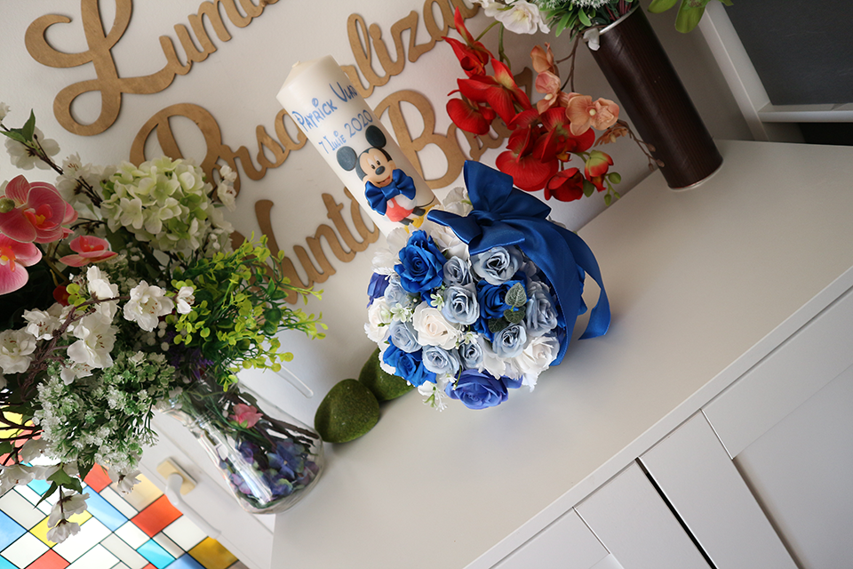 Miniatură: Lumanare de botez cu flori artificiale - Model 4