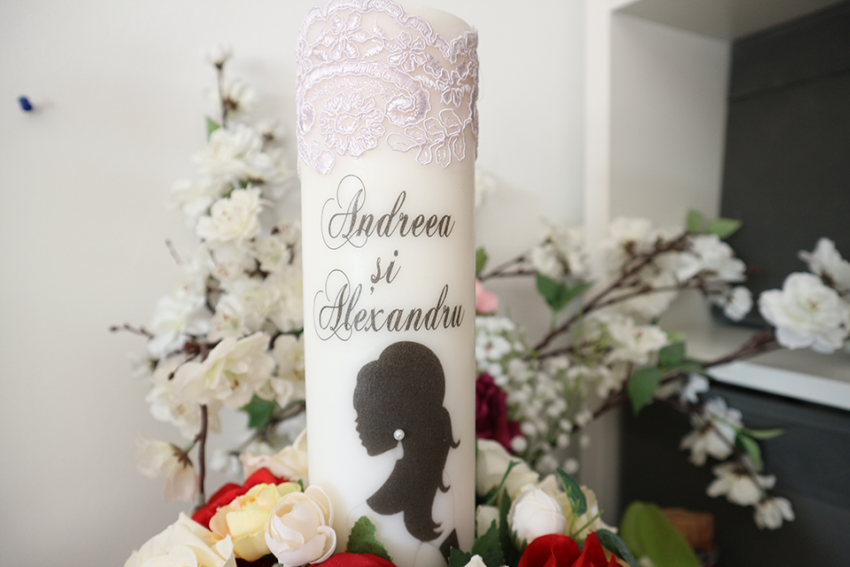 Miniatură: Lumanari de nunta cu rochie si flori artificiale - Model 7