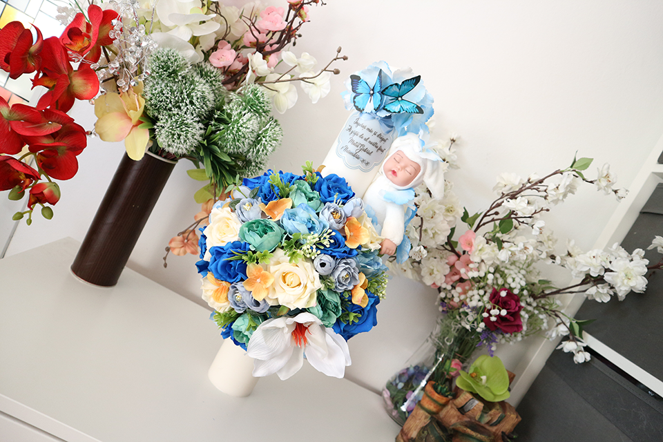 Miniatură: Lumanare de botez cu flori artificiale si plus - Model 15