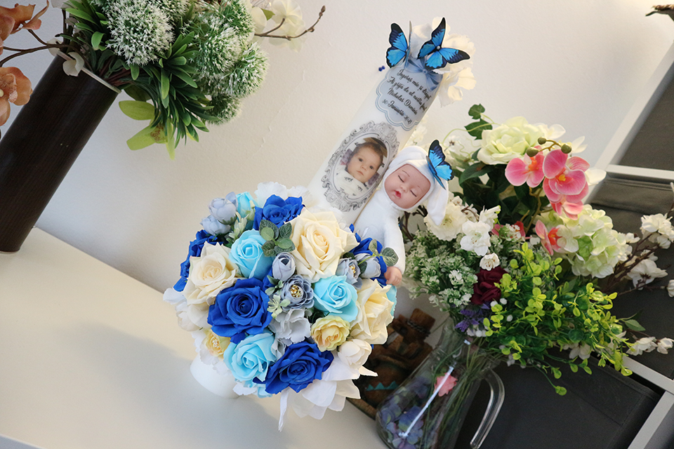 Miniatură: Lumanare de botez cu flori artificiale si plus - Model 16