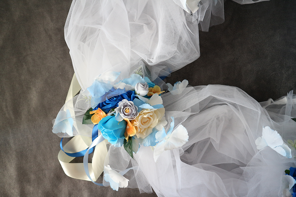 Miniatură: Aranjament cristelnita cu flori artificiale si tulle in jos - Model 7