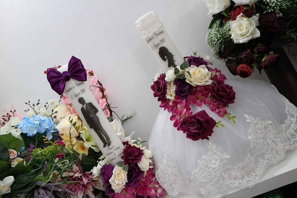 Miniatură: Lumanari de nunta cu rochie si flori artificiale - Model 4