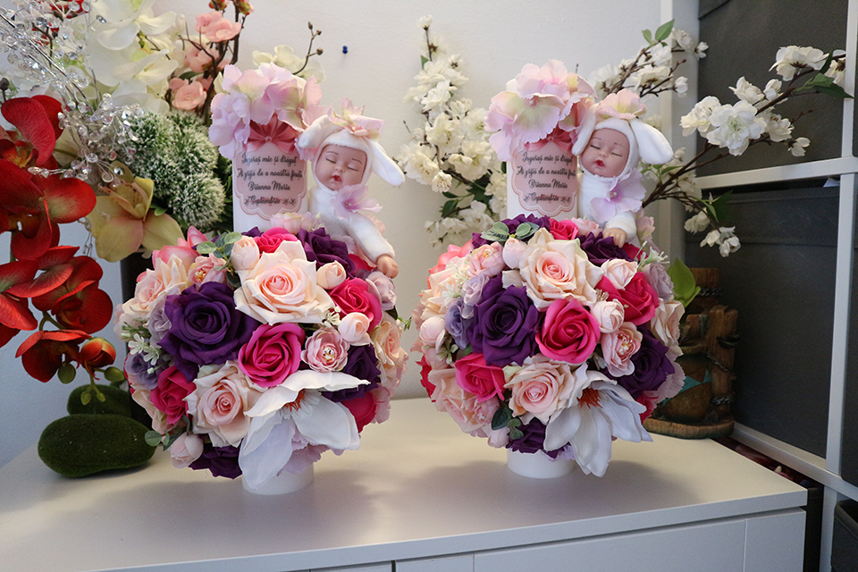 Miniatură: Lumanare de botez cu flori artificiale si plus - Model 11