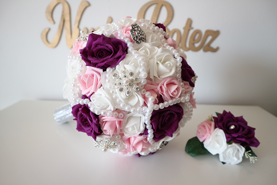 Miniatură: Buchet mediu cu flori artificiale si brose - Model 39