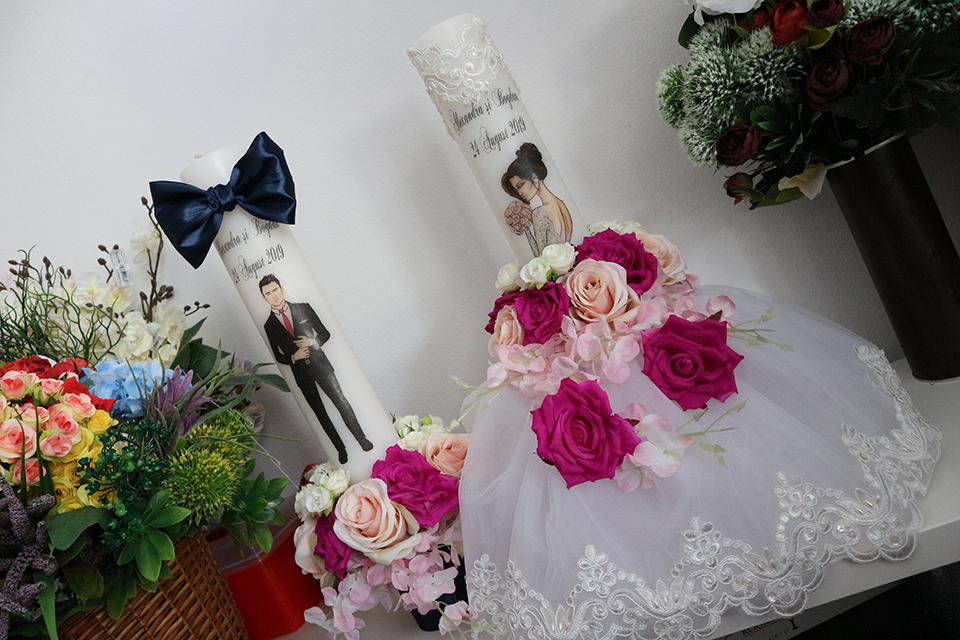 Miniatură: Lumanari de nunta cu rochie si flori artificiale - Model 1