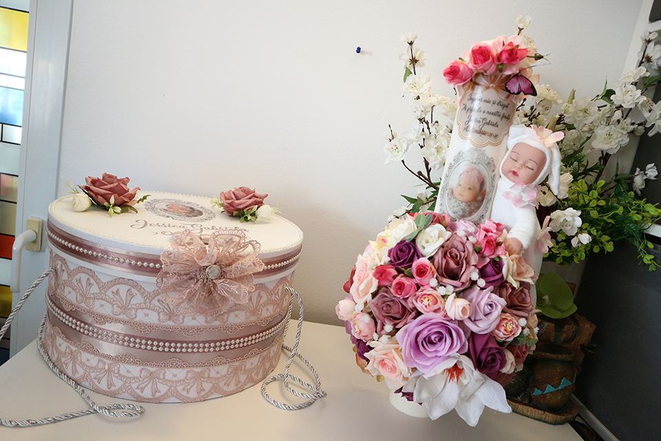 Miniatură: Set botez cu lumanare, trusou si cutie personalizata - Model 1