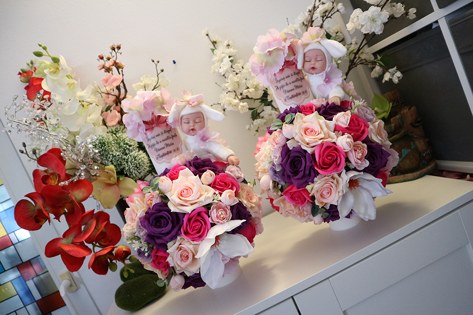 Miniatură: Lumanare de botez cu flori artificiale si plus - Model 11