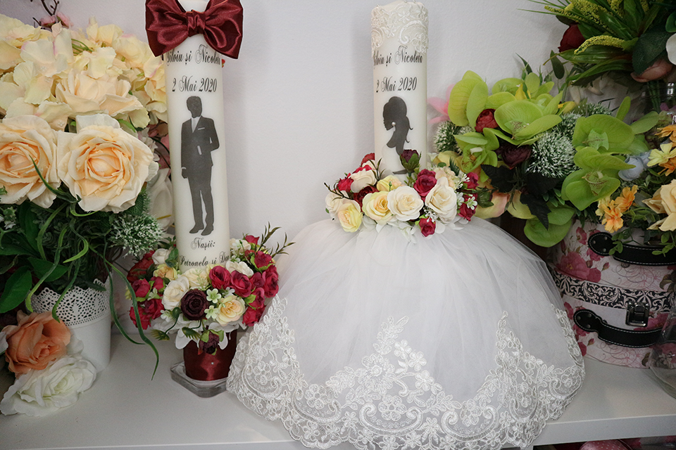 Miniatură: Lumanari de nunta cu rochie si flori artificiale - Model 2