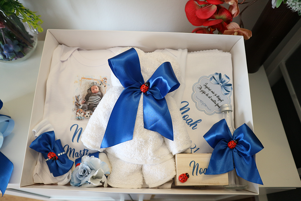 Miniatură: Set botez cu lumanare, trusou si cutie personalizata - Model 10