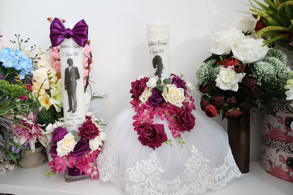Miniatură: Lumanari de nunta cu rochie si flori artificiale - Model 4