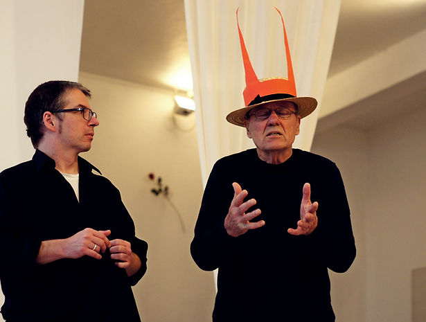 zwei Schaupieler des Studio 13 Theaterinstitus beim Spielen einer Szene