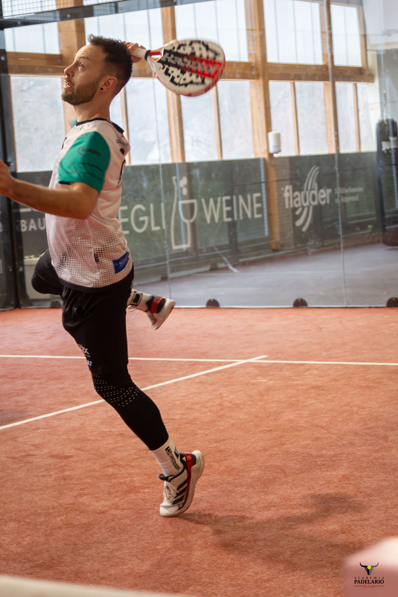 Spieler springt im Padel Match um den Ball zu schlagen