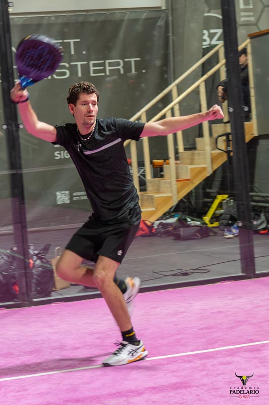 Padelspieler schlägt Ball, Sportlogo, Text, in Aktion, Indoor-Spiel, dynamisch.