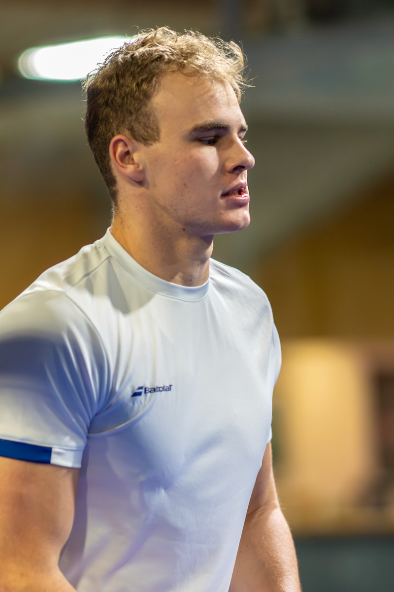 Junger Mann posiert in weißem Shirt, Blick zur Seite, Turnier 30-11-25.