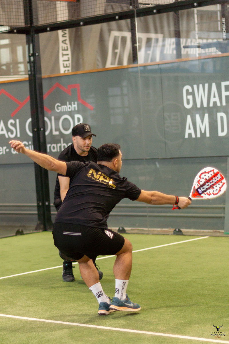 zwei Padelspieler kämpfen um den Punkt. Copa Padelario Turnier.