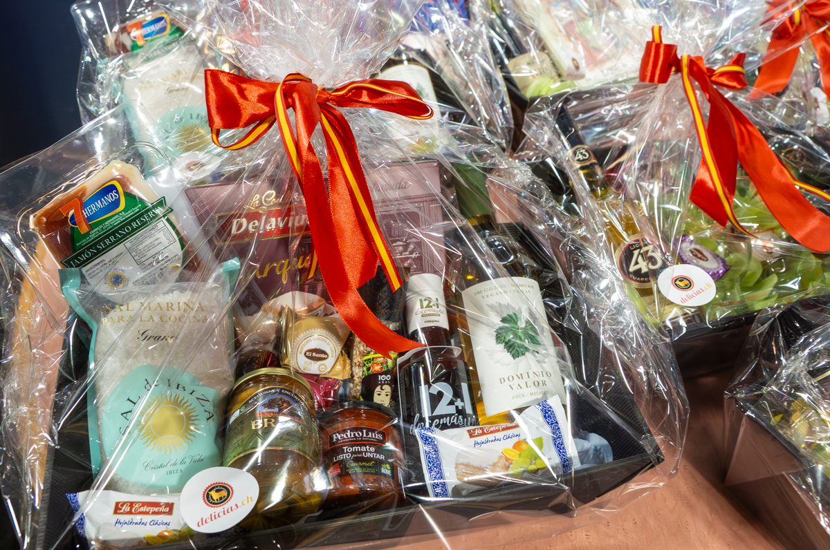 Geschenkkorb mit Delavina-Produkten, Wein und Schleife für besondere Anlässe.