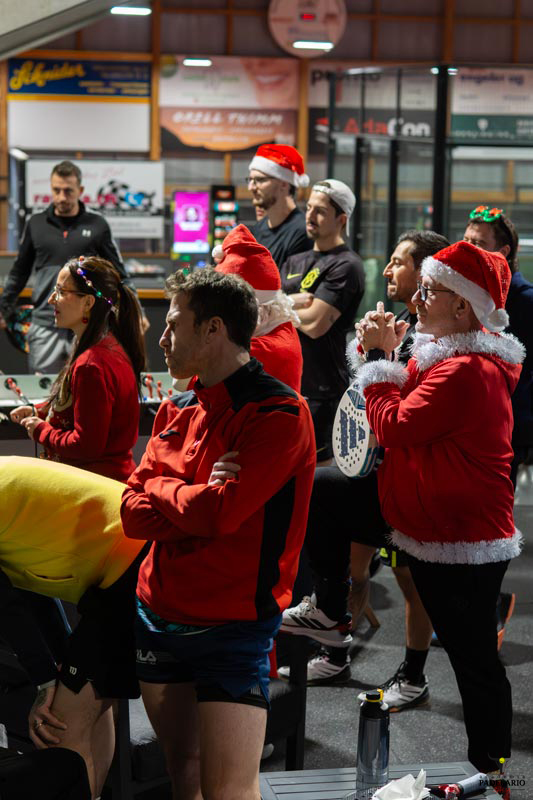 Zuschauer in Weihnachtsmützen beobachten das Americano Turnier 19-12-25. Menschenmenge, Innenaufnahme.