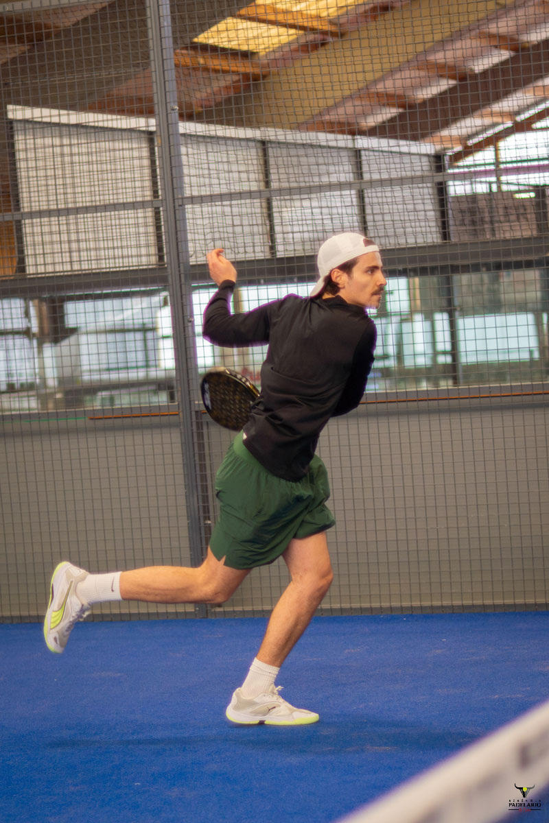Padelspieler schlägt mit viel Schwung den Ball. Copa Padelario Turnier