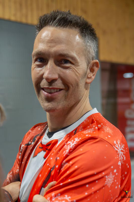 Mann lächelt in rotem Hemd, im Hintergrund, nahaufnahme, Weihnachtsoutfit