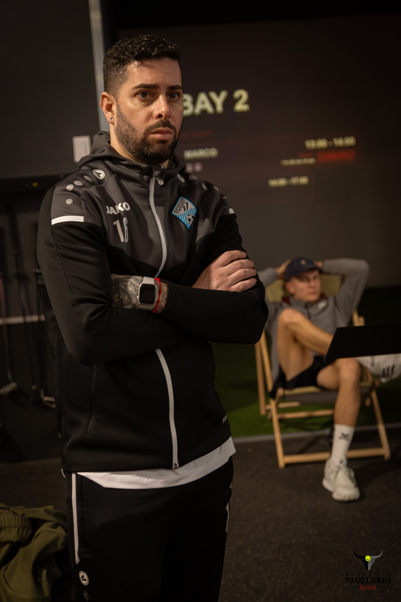 Mann schaut Padelmatch zu