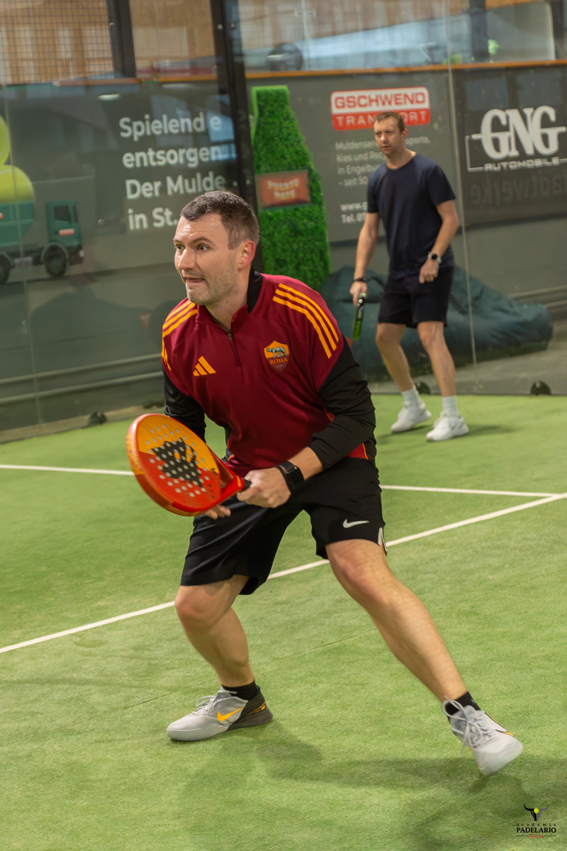 Padelspieler ist bereit am Netz