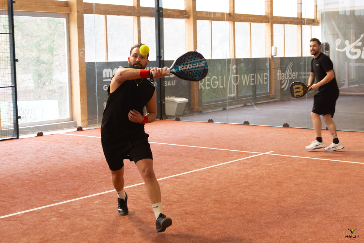 Padelspieler schlagen den Ball