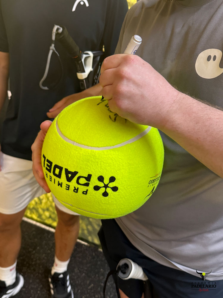Unterschreiben der Sieger des Padelturniers auf dem Sieger-Ball