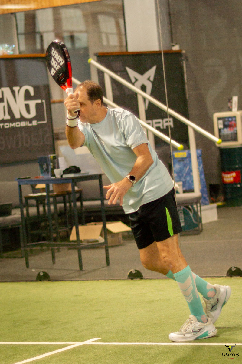 Serviceschlag Padelspieler auf grünen Spielfeld. Copa Padelario Turnier.