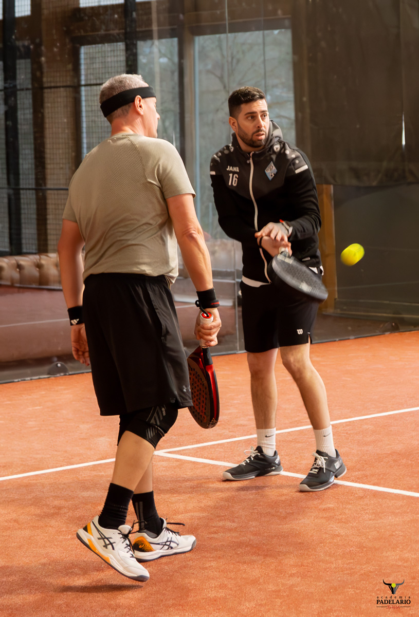 Padelspieler spielen den Ball zurück