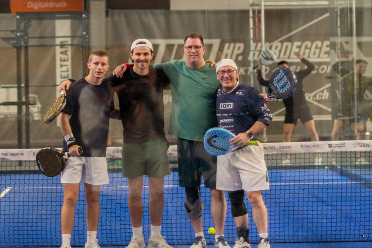 Vier Padel-Spieler stehen nach Match auf Padel-Platz, HP HARDDEGGE Digitaldruck.