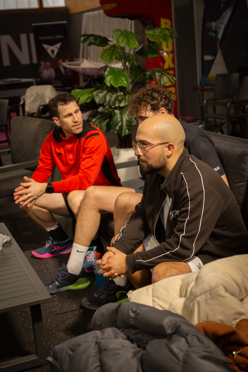 Padelspieler gemütlich zusammensitzen