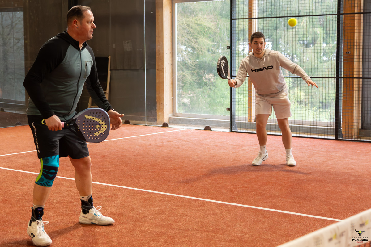zwei Padelspieler