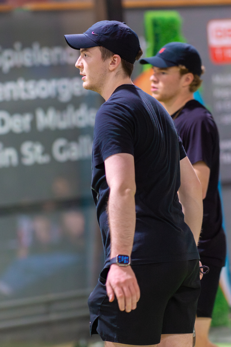 Mann in Dunkelblau, Blick zur Seite, der Mulden im St. Gallen Hintergrund