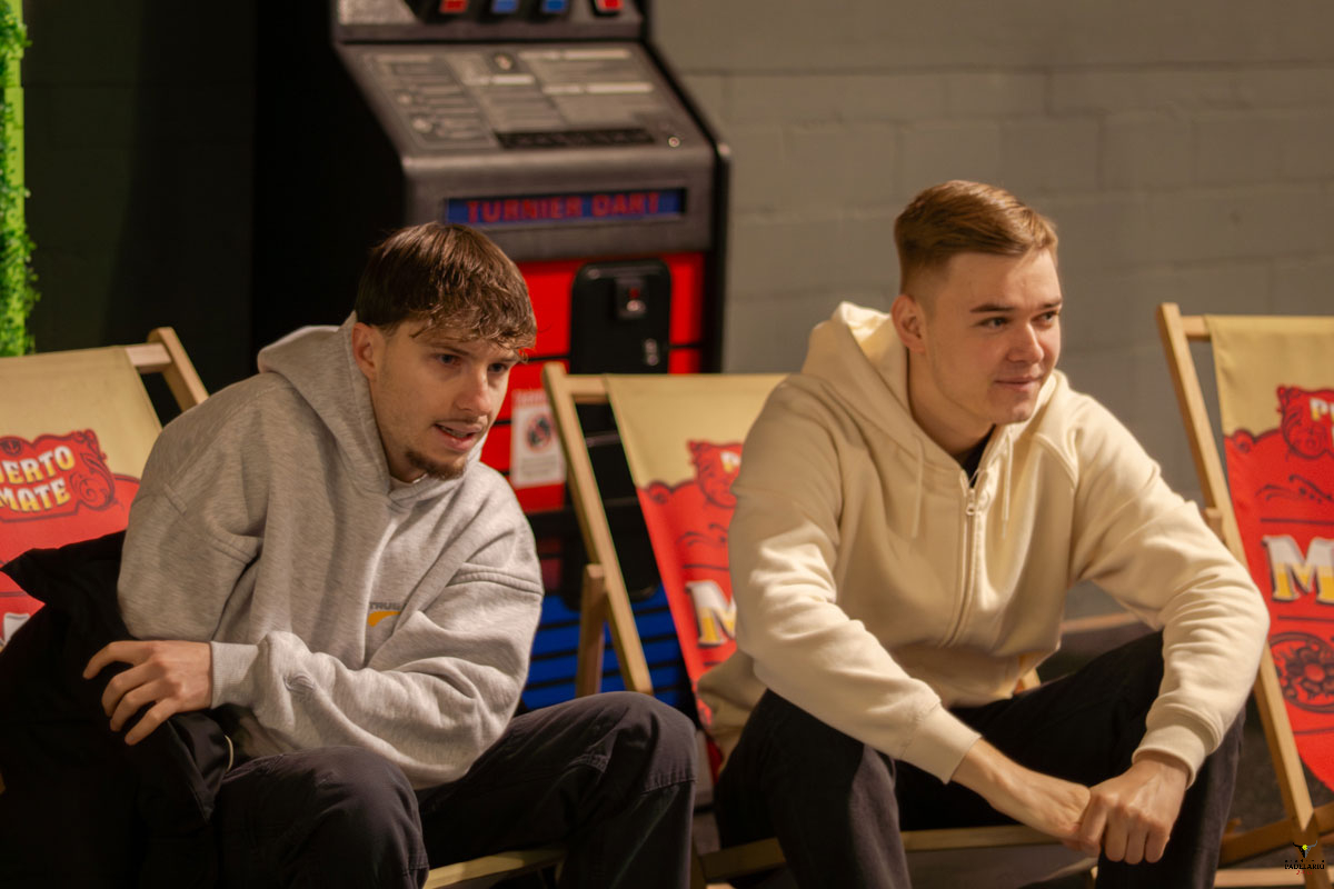 Padelspieler haben Pause und erholsen sich. Copa Padelario Turnier.