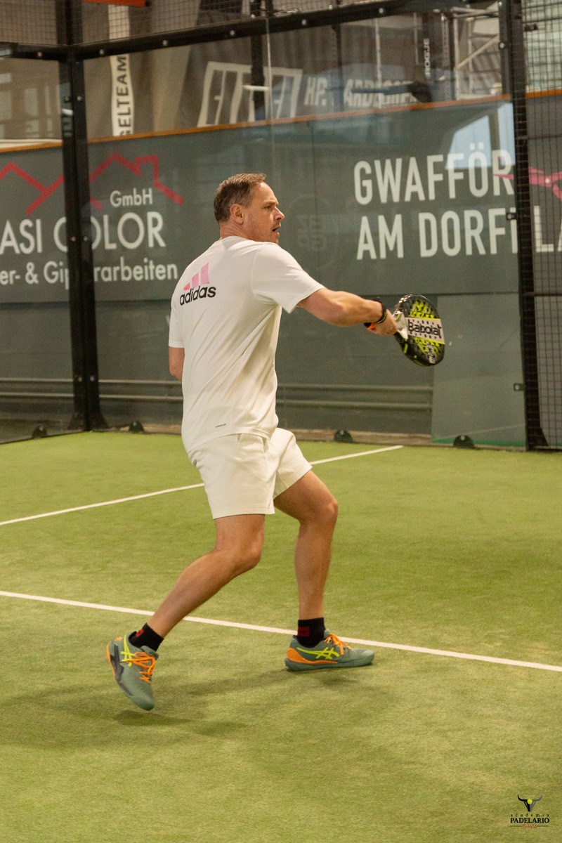 Padel-Tennis spieler schlägt den Ball