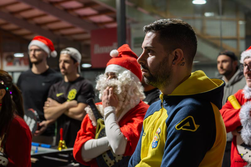 Männer in Weihnachtskostümen stehen und schauen zu. Weihnachtliches Turnier, Americano Turnier 19-12-25.