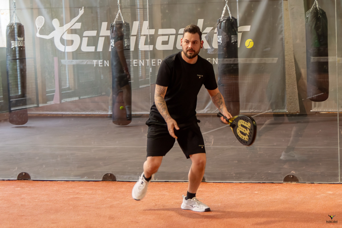 Padelspieler holt zum Schlag aus