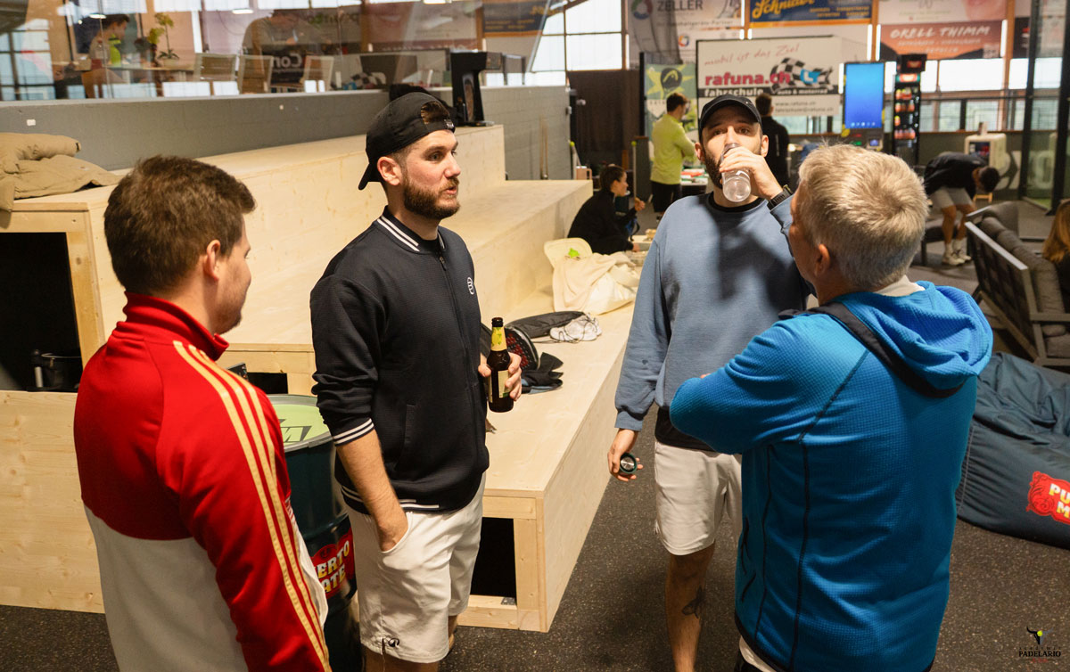 gemütliches Beisammensein von vier Spielern am Padel Turnier